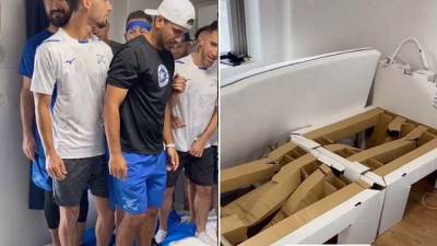 Спортсмены из Израиля курьезно сломали картонную кровать в Олимпийской деревне