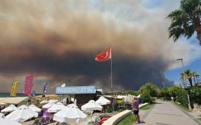Анталья в огне, туристы на месте: лесные пожары в Турции не спугнули россиян