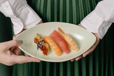 Врач предупредил об опасности употребления суши для здоровья