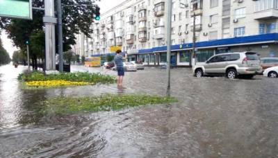 Черновцы накрыл сильный ливень: в воде оказались несколько улиц и вокзал