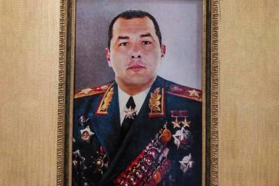 У сотрудника ГИБДД Таганрога при обыске нашли его портрет в форме маршала СССР