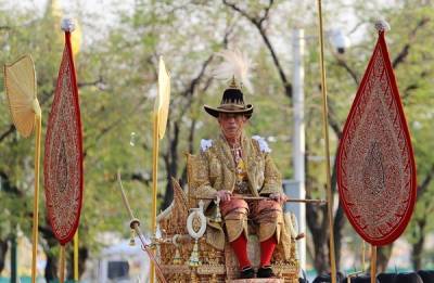 Таиланд отметил день рождения короля массовой вакцинацией буддийских монахов