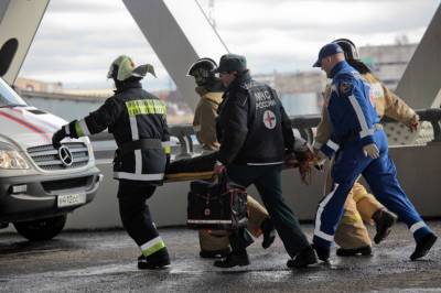 Петербургские спасатели вытащили из воды едва живого мужчину