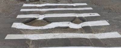 Дорожники Новосибирска нанесли разметку «зебры» по выбоинам на дороге