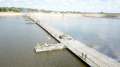 Понтонные подразделения ВС РФ впервые навели наплавной мост двойной ширины