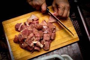 Ошибка при готовке мяса, которая делает его менее сочным