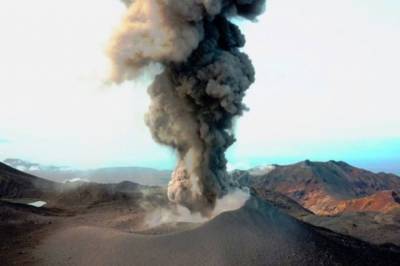В Сахалинской области вулкан Эбеко выбросил столб пепла на высоту 2 км