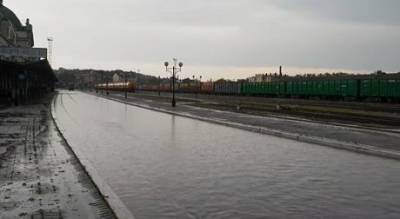 «Дорога превратилась в реку»: Черновцы затопил мощный ливень (ВИДЕО)