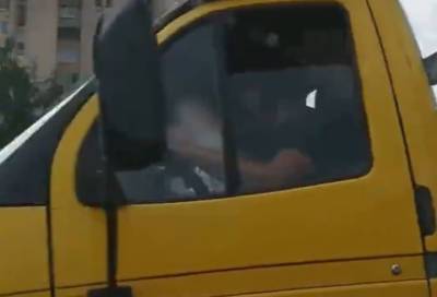 В Петербурге заметили ребенка за рулем грузовика службы доставки