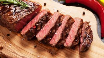 Онколог рассказал о связи рака кишечника и потребления красного мяса