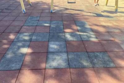 Строители выложили плиткой свастику на детской площадке в Кременчуге
