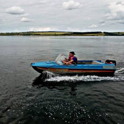 В Кузбассе на водохранилище перевернулась надувная лодка с человеком