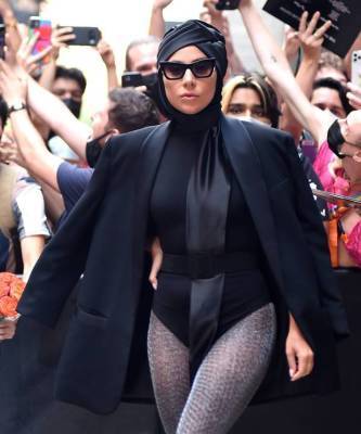Шелковый тюрбан и платформа в 23 см: Леди Гага вновь практикует походку на невозможных каблуках
