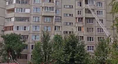 На Ленинского Комсомола горит квартира: жители покидают здание