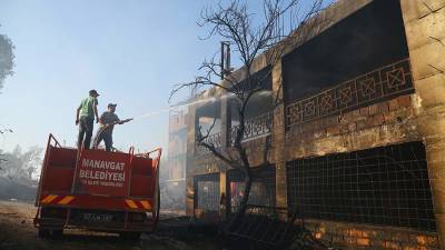 Власти заявили о гибели одного человека из-за пожара в Анталье