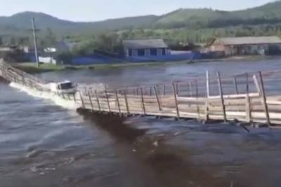Власти Чернышевского района ищут 500-метровый трос для ремонта лопнувшего в Урюме моста