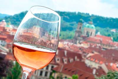Прага в розовом цвете: 11 изумительных летних вин из Франции