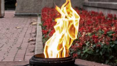 На Урале старшеклассницы жарили сосиски на Вечном огне и посылали прохожих матом