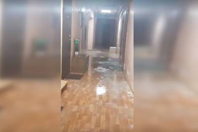 Ливень устроил потоп в общежитии на Васильевском острове и лишил жильцов света и воды