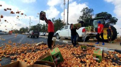 Фермеры против реформы Либермана: фрукты выбрасывают на шоссе