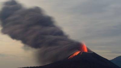 Столб высотой четыре километра: видео мощного извержения вулкана в Индонезии