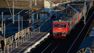 Поезд из Петербурга протаранил легковушку на железнодорожном переезде