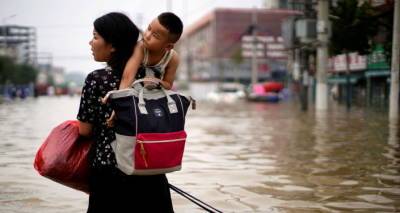 В Китае блогеры попались на лживых роликах о последствиях наводнений. Видео