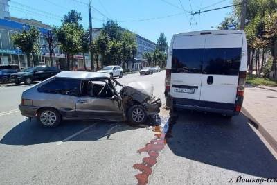 В Йошкар-Оле при столкновении автомобиля и маршрутки пострадали люди