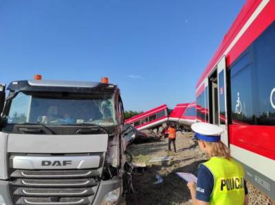 В Польше грузовик протаранил немецкий поезд, следовавший в Берлин