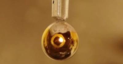 Завораживающий эксперимент. Ученые впервые создали металлическую воду золотистого цвета