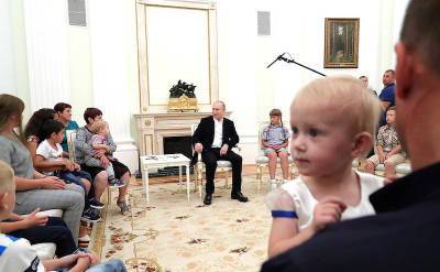Путин назвал новую дату начала разовых выплат на школьников