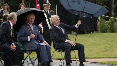 Зонт устроил жесткий батл премьеру Британии Джонсону: эпическое видео