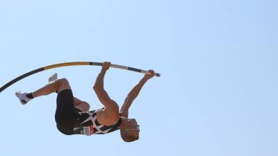 Коронавирус не позволит выступить на Олимпиаде чемпиону мира в прыжках с шестом