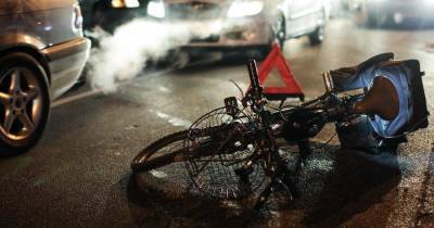 Лежал в луже крови: жители Неманского района нашли на дороге тело велосипедиста
