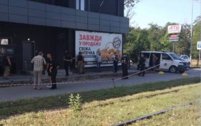 Взрыв раздался возле супермаркета в Одессе: кадры с места ЧП и первые подробности
