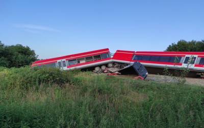 В Польше поезд врезался в грузовик и сошел с рельсов, есть пострадавшие