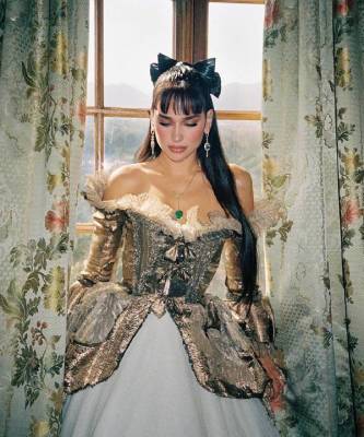 Такой вы ее еще не видели: Дуа Липа в платье XVIII века