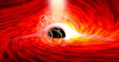 На расстоянии 800 млн световых лет. Астрономы впервые обнаружили искаженный свет, выходящий с другой стороны черной дыры