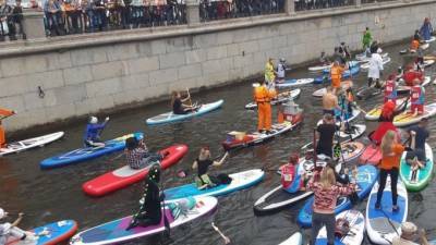 Петербуржцев ждет карнавал на воде от сапсерферов