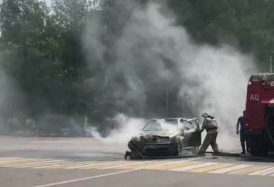 В Тверской области пожарные тушили загоревшийся на дороге автомобиль