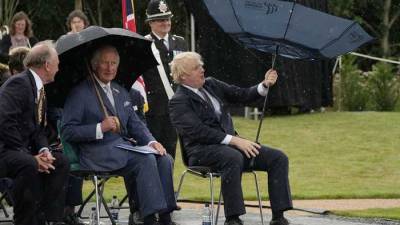 Зонт устроил жесткий батл премьеру Британии Джонсону