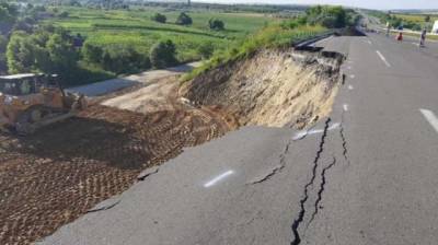 В Украине признали непригодной одну из главных автотрасс (ФОТО)