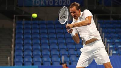 Медведев проиграл Карреньо-Бусте в 1/4 финала теннисного турнира Олипиады
