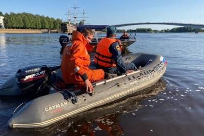 В Великом Новгороде спасатели нашли тело юноши, который пьяным прыгнул с моста