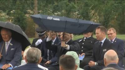 Борис Джонсон не справился с зонтиком и рассмешил принца Чарльза