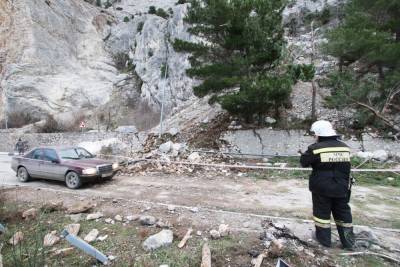 В Дагестане камнепадом повредило АЗС и магазин, пострадала женщина