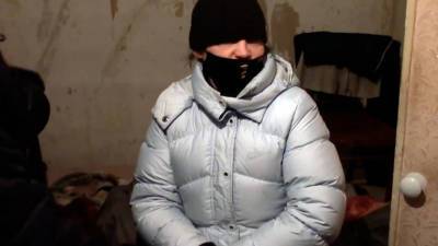 Видео из Сети. В Новосибирске вынесли приговор женщине, спрятавшей тело убитого знакомого в шкафу