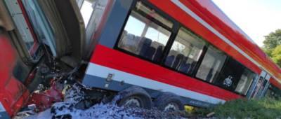 В Польше пассажирский поезд врезался в грузовик: фото
