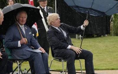 Видео дня: Борис Джонсон "сражается" с зонтиком на встрече с принцем Чарльзом