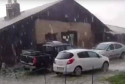 Огромный град в Италии повредил сотни автомобилей